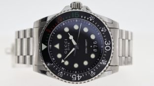 GUCCI DIVE REF 136.2, approx 44mm black dial with round hour markers, dive aperture at 6 o'clock,
