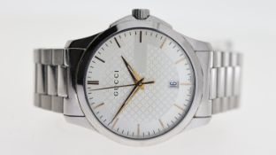GUCCI QUARTZ REF 126.4, approx 38mm silver dial with baton hour markers, date aperture at 6 o'clock,