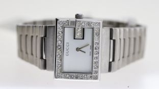 GUCCI G REF 2022L, approx 30mm silver dial, stainless steel 'G' bezel with diamond effect, Gucci