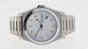 GUCCI PANTHEON REF 1154, approx 35mm mother of pearl dial with round hour markers, date aperture