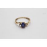 9ct gold diamond & dyed blue amethyst twist ring (1.7g)