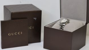 GUCCI LADIES DIVE REF 136.4 W/BOX, approx 32mm mother of pearl dial with baton hour markers, date
