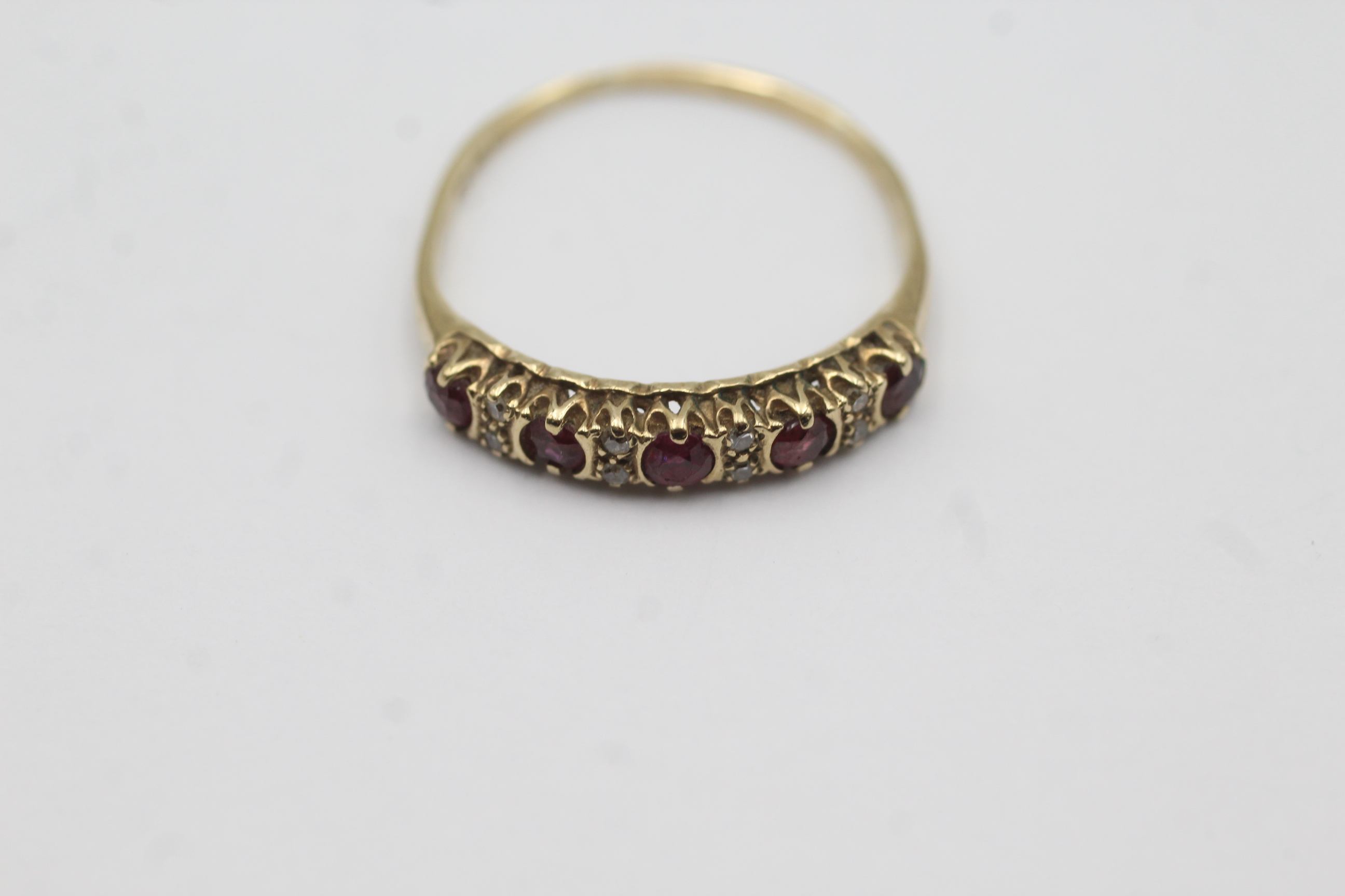 9ct gold ruby five stone ring with diamond spacers (1.4g) - Image 2 of 7