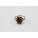 9ct gold garnet single stone ring (2.7g)