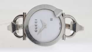 GUCCI LADIES CHIODO REF 122.5, approx 31mm white dial with date aperture at 5 o'clock, stainless