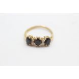 9ct gold sapphire three stone ring with diamond spacers (2.2g)