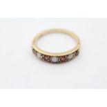 9ct gold opal & garnet seven stone ring (2.8g)