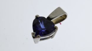9CT WHITE GOLD BLUE STONE HEART-STYLE PENDANT, 0.8g in weight, blue gemstone (believed to be