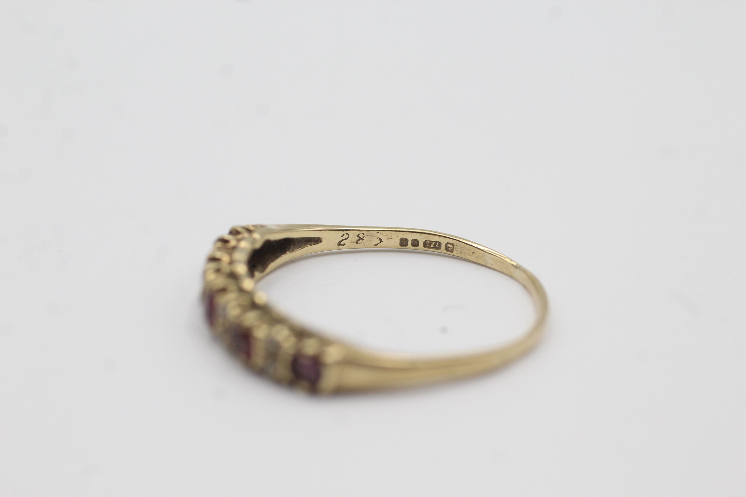 9ct gold ruby five stone ring with diamond spacers (1.4g) - Image 4 of 7