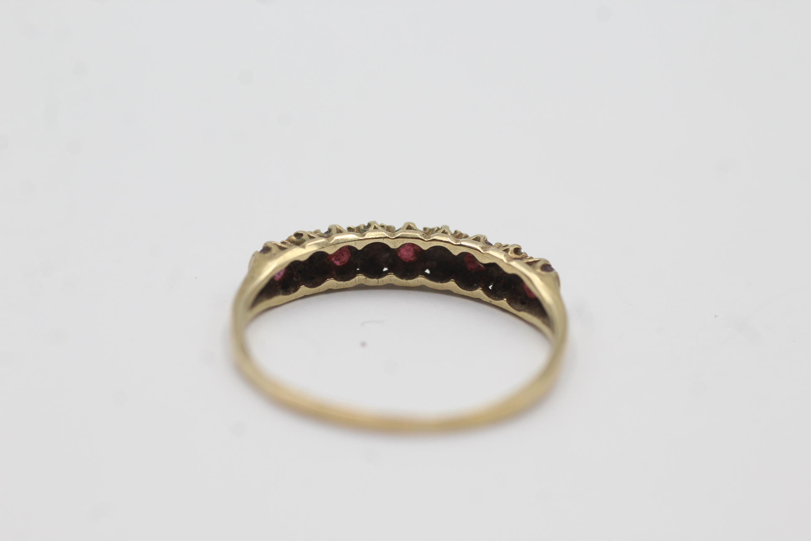 9ct gold ruby five stone ring with diamond spacers (1.4g) - Image 5 of 7
