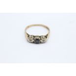 9ct gold diamond & sapphire three stone ring (2.1g)