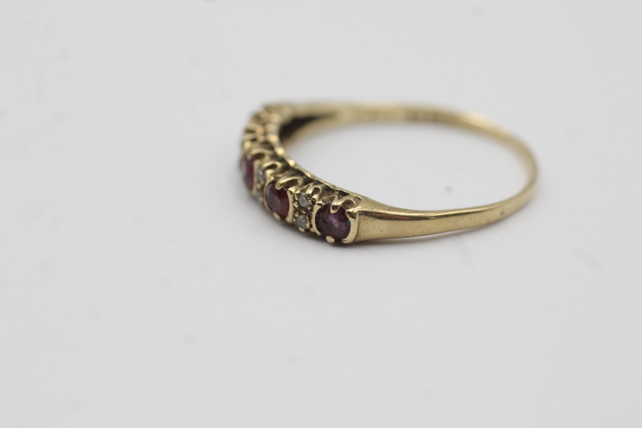 9ct gold ruby five stone ring with diamond spacers (1.4g) - Image 3 of 7