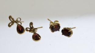 2x 9ct Gold Paired Garnet Stud Earrings (1.6g)
