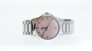 LADIES GUCCI QUARTZ WATCH REF 126.5, circular pink dial with baton hour markers, date aperture at