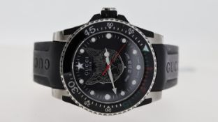 GUCCI QUARTZ WATCH REFERENCE 136.3, circular black dial with dot hour markers, quickset date at 6