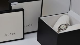 GUCCI MOTHER OF PEARL QUARTZ WATCH REFERENCE 139.5 W/BOX, circular mother of pearl dial, 28mm