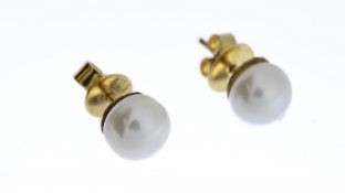 Pearl earrings with 18ct backs