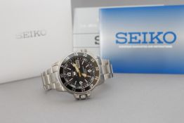 SEIKO 5 DIVER 'LANDSHARK' REFERENCE 7S36-01E0 BOX AND PAPERS