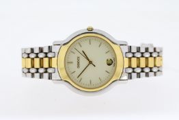 GUCCI QUARTZ WATCH REFERENCE 8000.2M, approx 33mm stainless steel dial with snap on case back. A