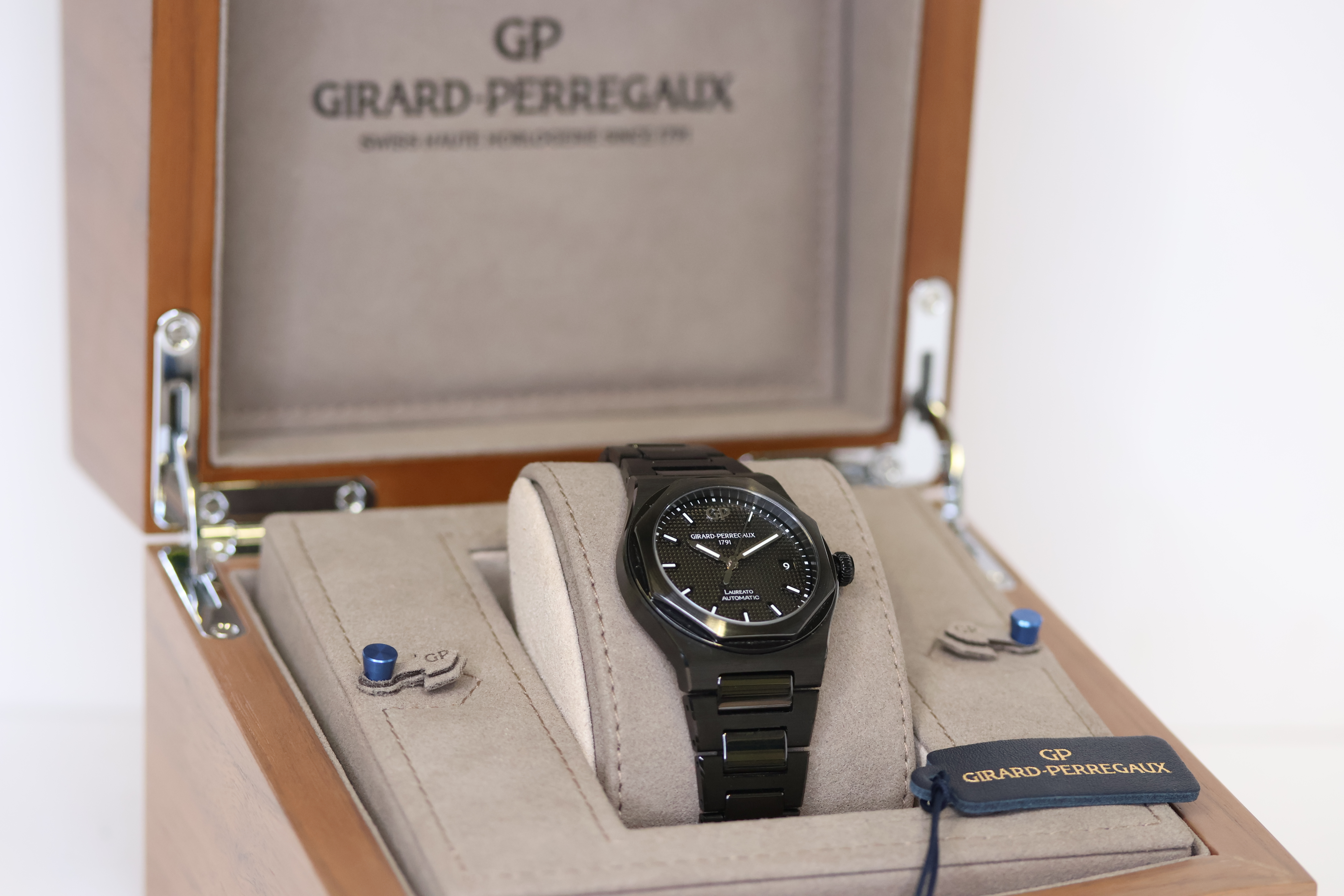 GIRARD PERREGAUX LAUREATO 38 CERAMIC BOX AND PAPERS 2018