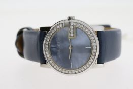 GUCCI QUARTZ WATCH REFERENCE 101L, 28MM stainless steel case with a deep blue mother of pearl dial