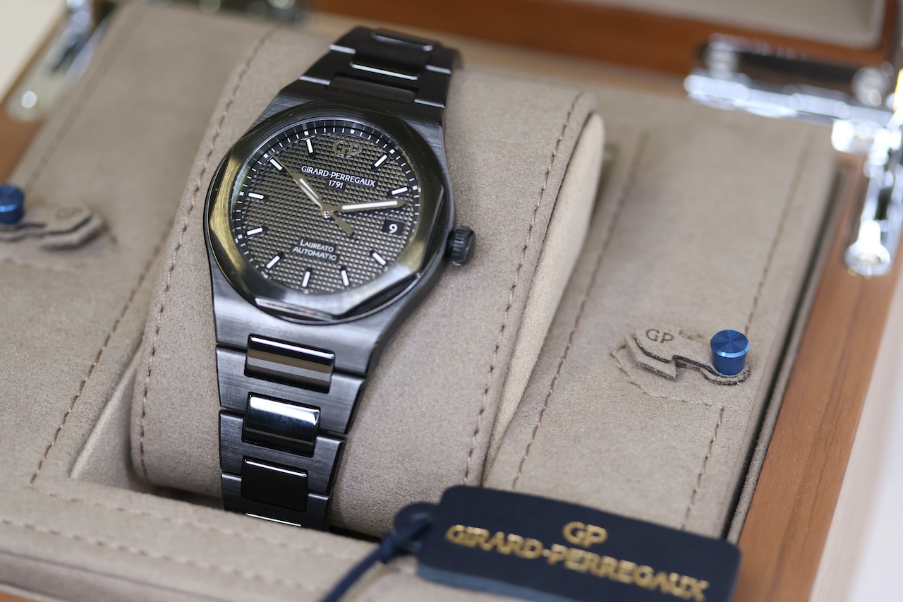 GIRARD PERREGAUX LAUREATO 38 CERAMIC BOX AND PAPERS 2018 - Image 2 of 8