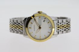 LADIES GUCCI QUARTZ WRISTWATCH REFERENCE 126.5, approx 28 mm stainless steel case with snap on
