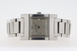 LADIES GUCCI QUARTZ WATCH REFERENCE 7700L, 28mm stainless steel square case and a screw down case