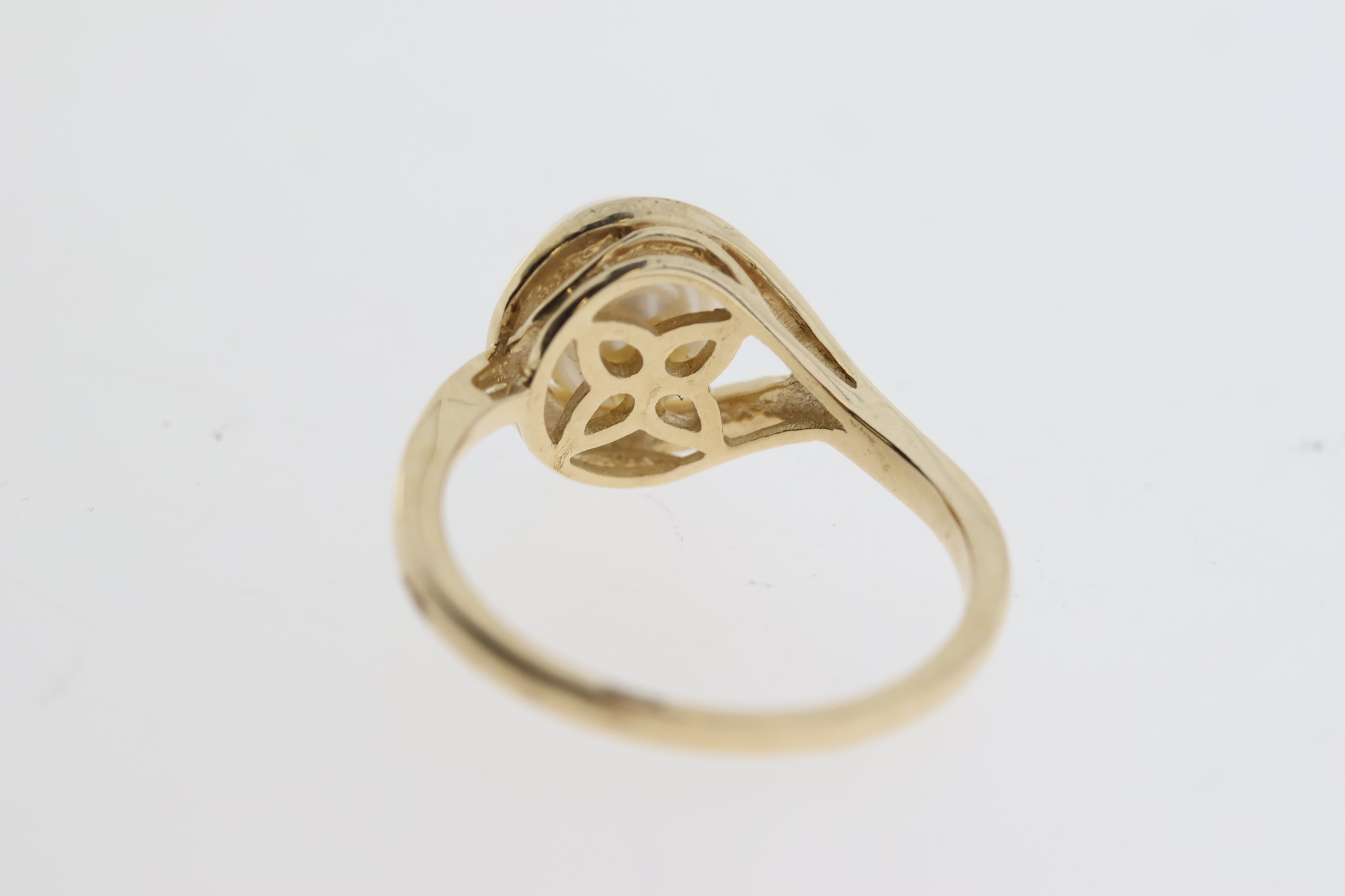 9ct yellow gold white cultured pearl and diamond half moon ring. Diamonds 0.05ct - Image 3 of 5