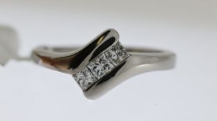 Diamond 3 stone ring 0.30ct, 18ct white gold, tension set, estimated 0.25-0.30ct, ring size L