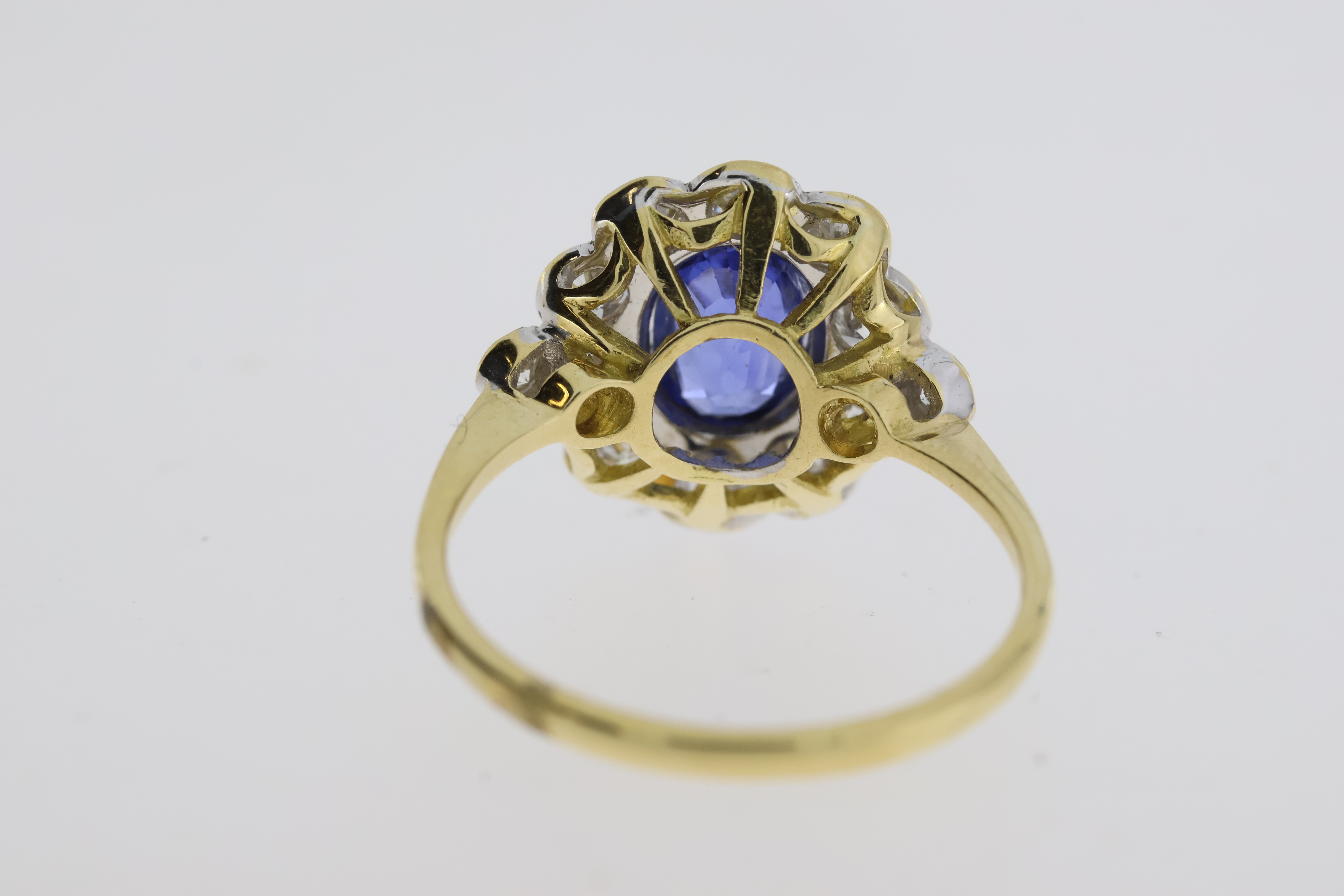 18YG oval sapphire and diamond cluster ring bezel set with a diamond at each shoulder S1ct D0.98 - Image 5 of 5