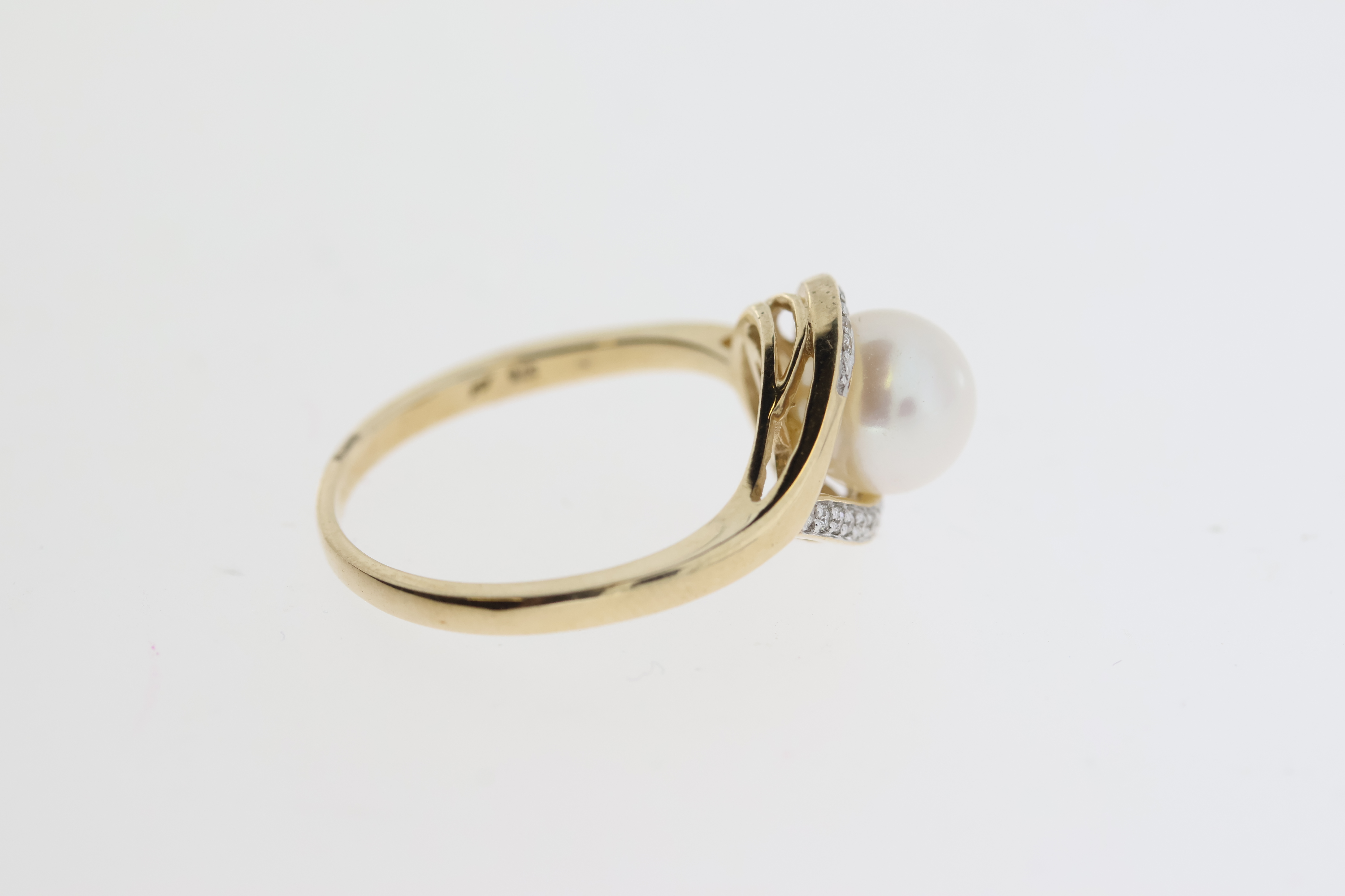9ct yellow gold white cultured pearl and diamond half moon ring. Diamonds 0.05ct - Image 5 of 5