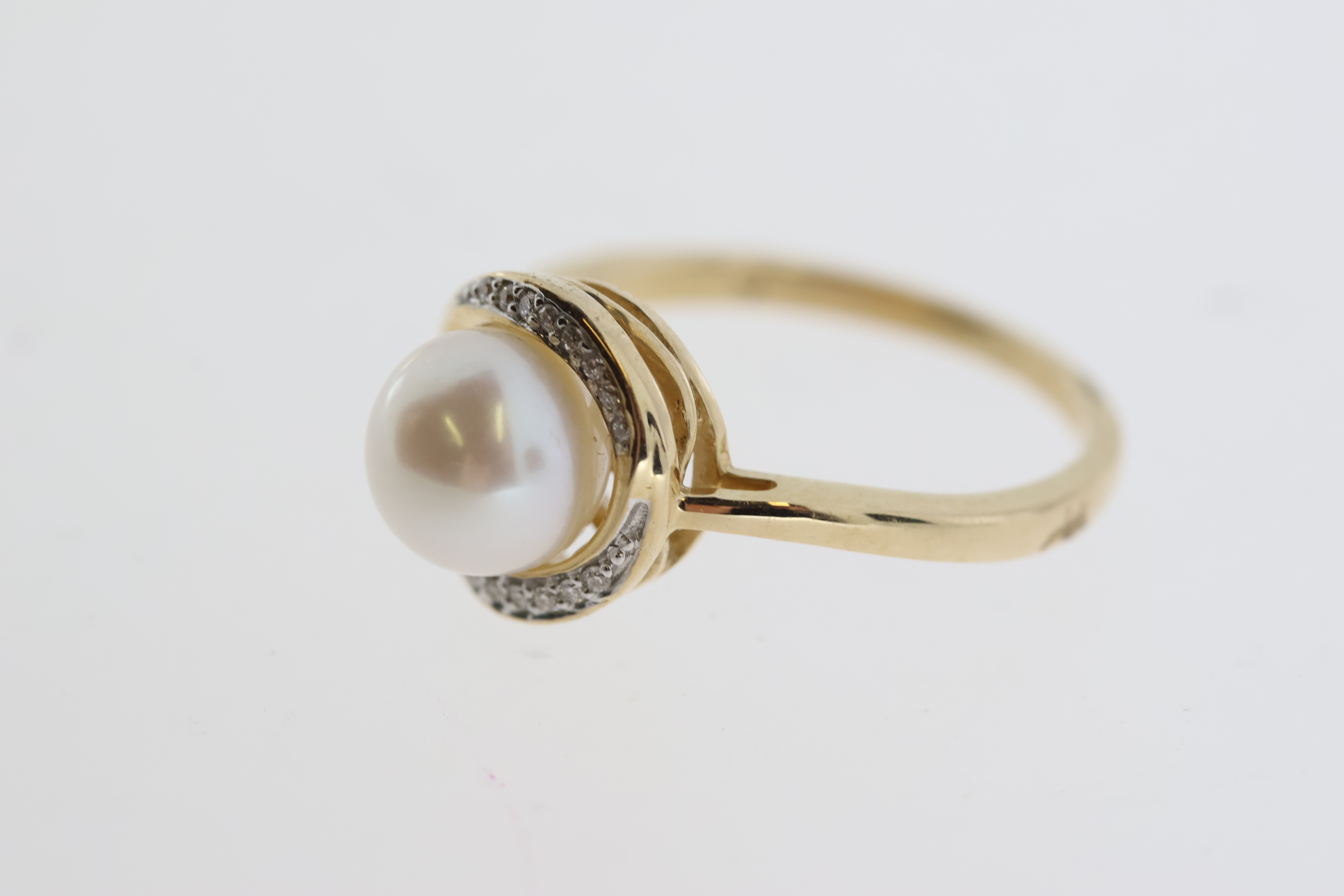 9ct yellow gold white cultured pearl and diamond half moon ring. Diamonds 0.05ct - Image 4 of 5