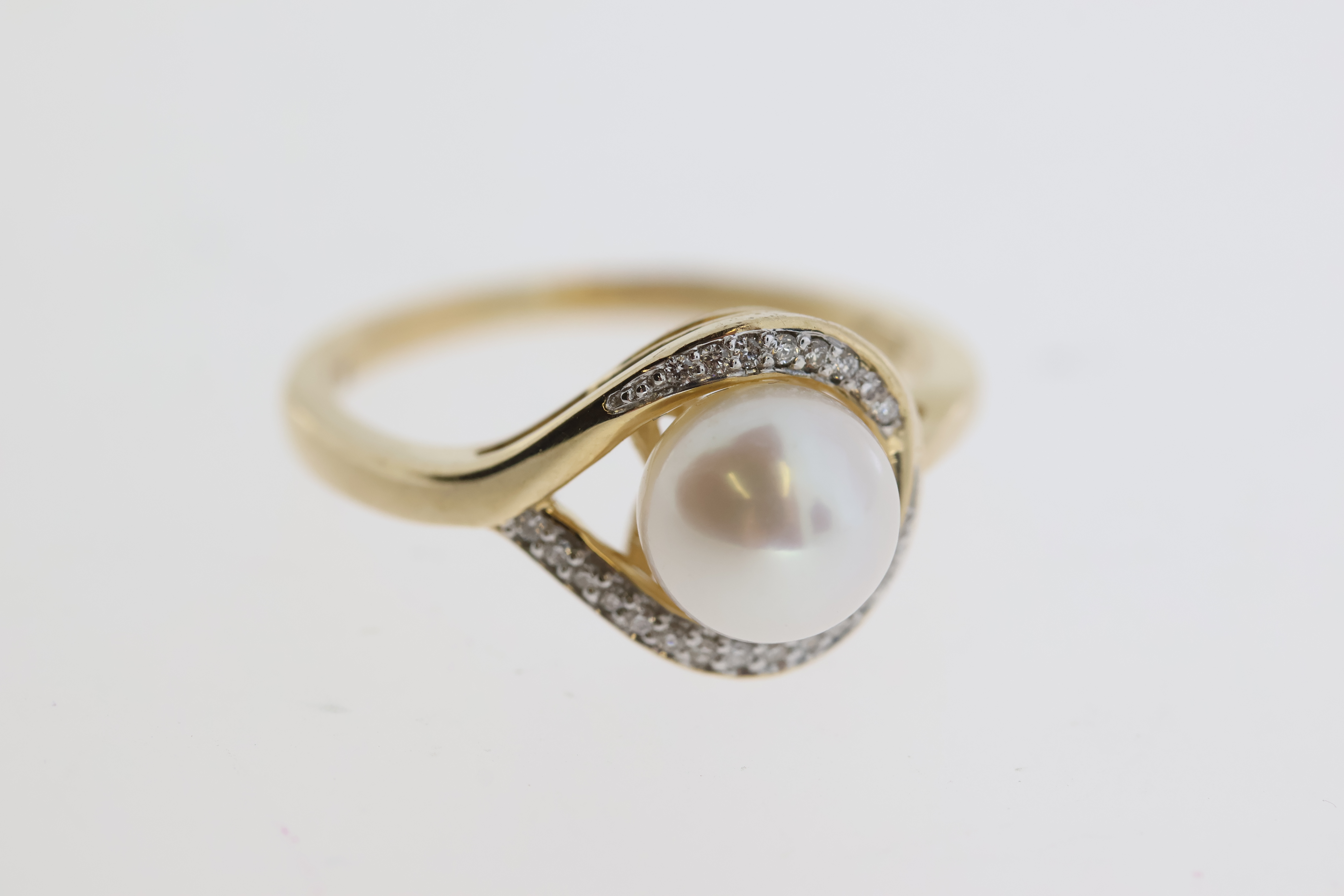9ct yellow gold white cultured pearl and diamond half moon ring. Diamonds 0.05ct - Image 2 of 5