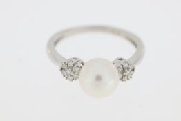 9ct white gold cultured pearl ring with daisy-style diamond cluster shoulders. R/C diamonds 0.19ct