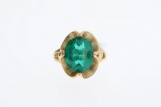 10ct green stone dress ring, synthetic reen stone, stamped 10KT, 5g