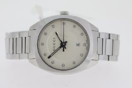 LADIES GUCCI QUARTZ WATCH REFERENCE 142.5, Approx 29mm stainless steel case. A cream Gucci G dial