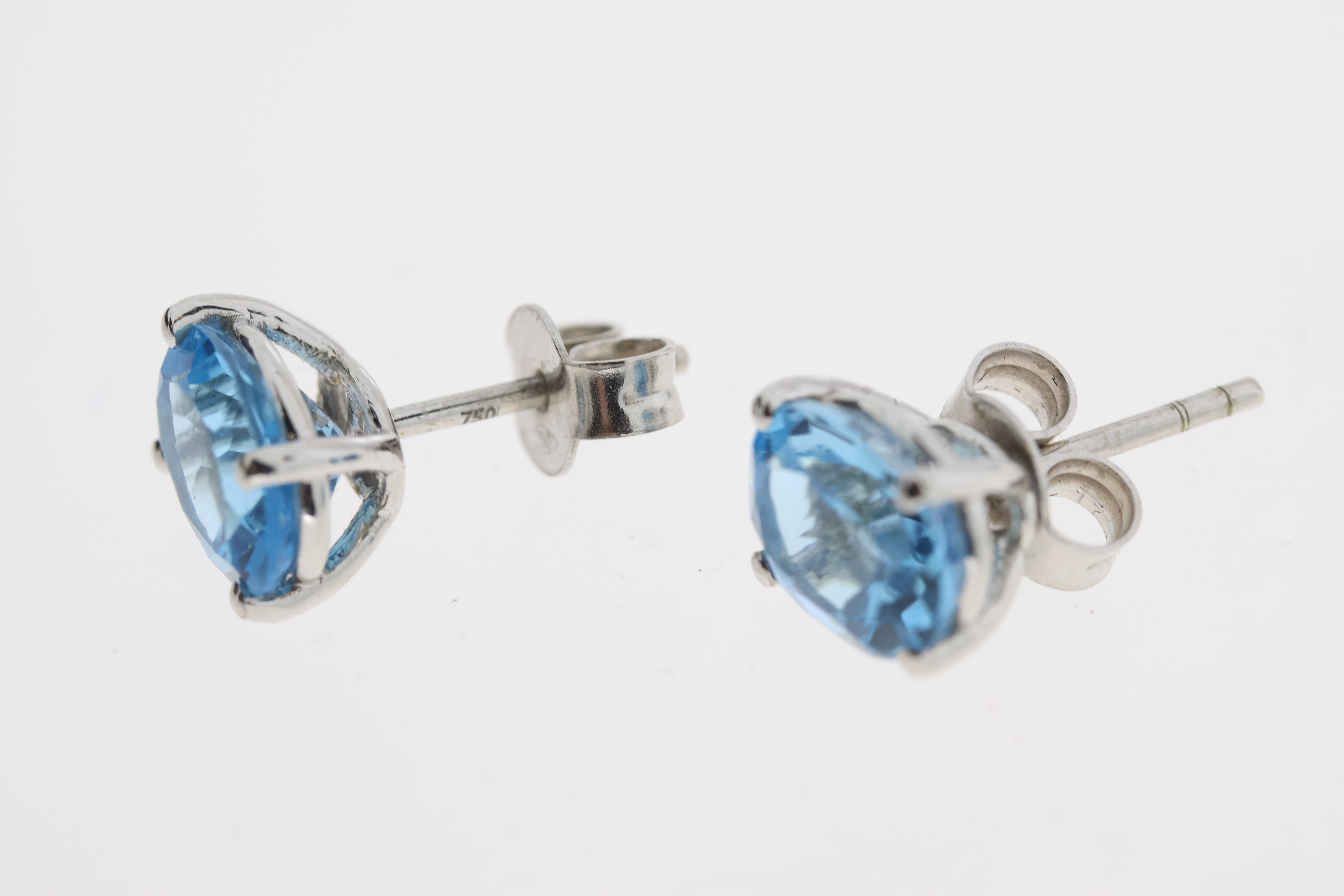 18ct Topaz Studs - Image 2 of 3