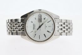 VINTAGE SEIKO 7006 AUTOMATIC WATCH. Approx 37mm stainless steel case with a screw down case back.