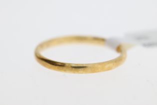 18ct Band, 2.5mm wide, hallmarked, engraved, 2.7g
