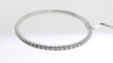 18ct 2.50ct Diamond Flexible Oval Bangle, approximately 56 diamonds mounted in 18ct white gold,