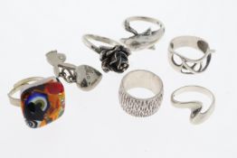 ***TO BE SOLD WITHOUT RESERVE*** Assortment of costume jewellery.