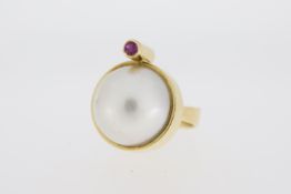 18ct Yellow Gold, Mabe Pearl Ring, Ruby Accent on Side, 11.88g
