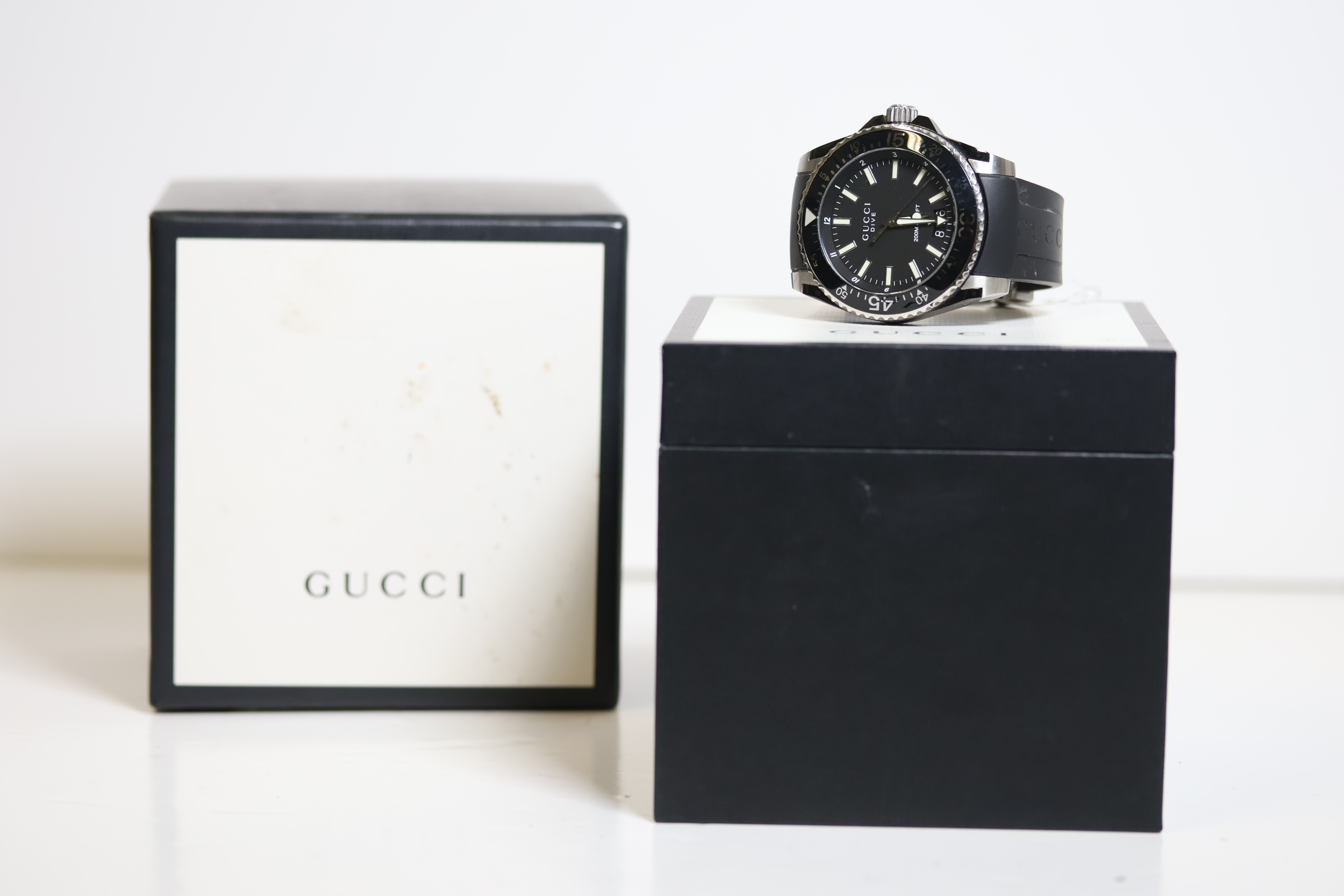Gucci Dive 136.2 Quick Set Date Quartz with box and Papers