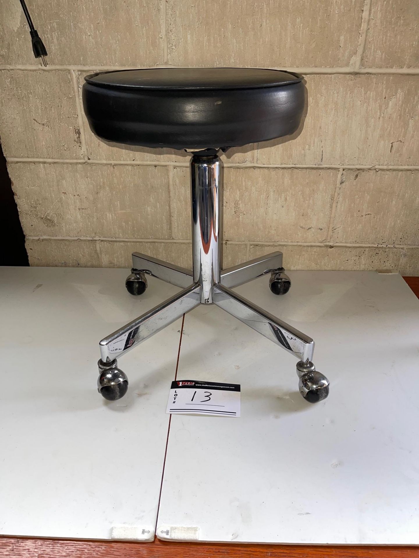 MEDICAL STOOL WITH WHEELS
