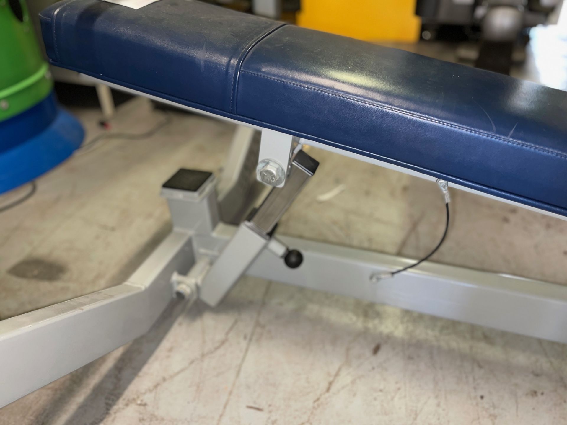 BULL SYSTEME FLAT BENCH WITH SLIGHT INCLINE OPTION - Image 2 of 5