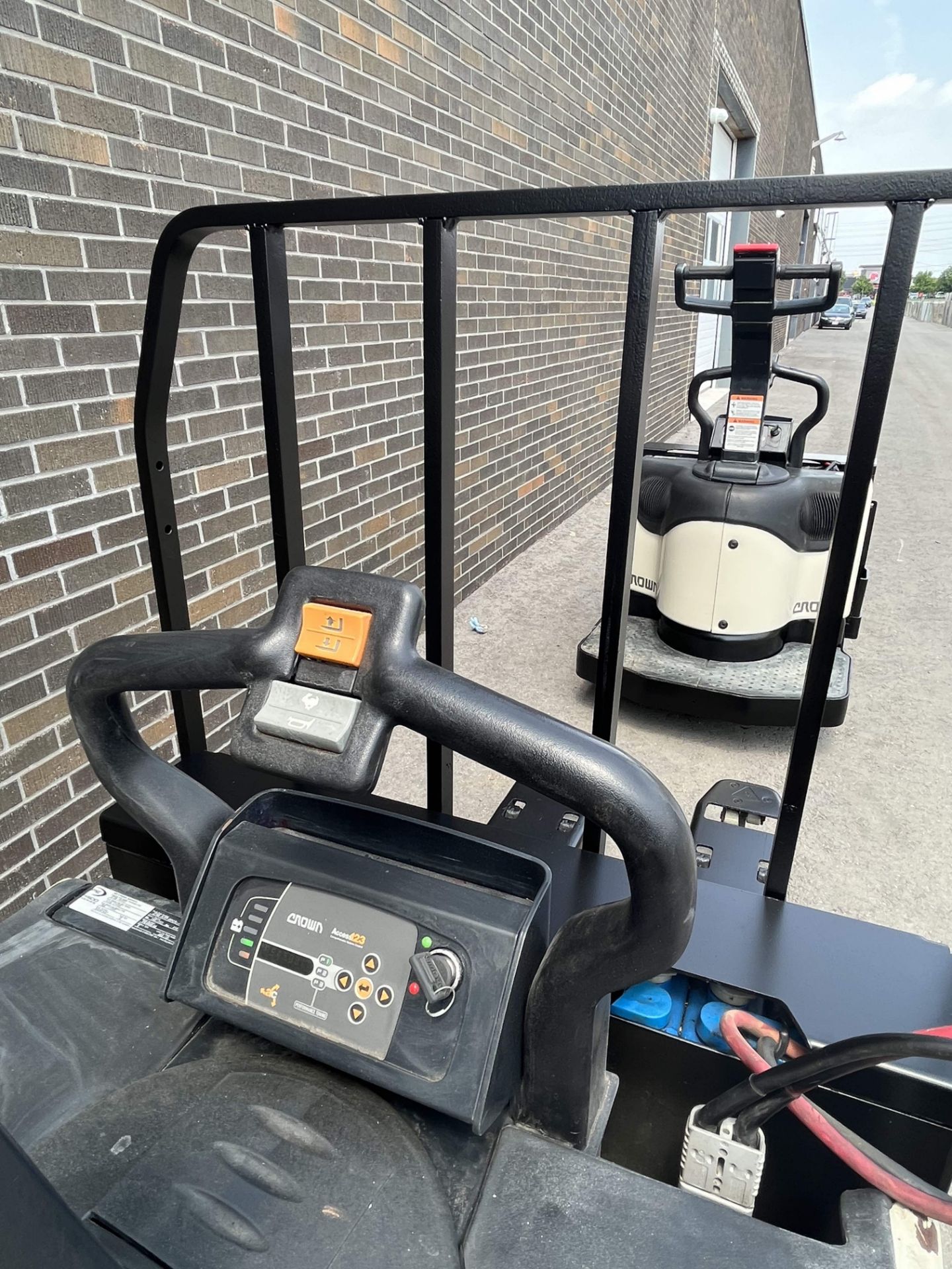 CROWN ELECTRIC RIDE-ON PALLETJACK FORKLIFT 4500LBS CAPACITY LOW HOURS MODEL#PE4500 - Image 2 of 6