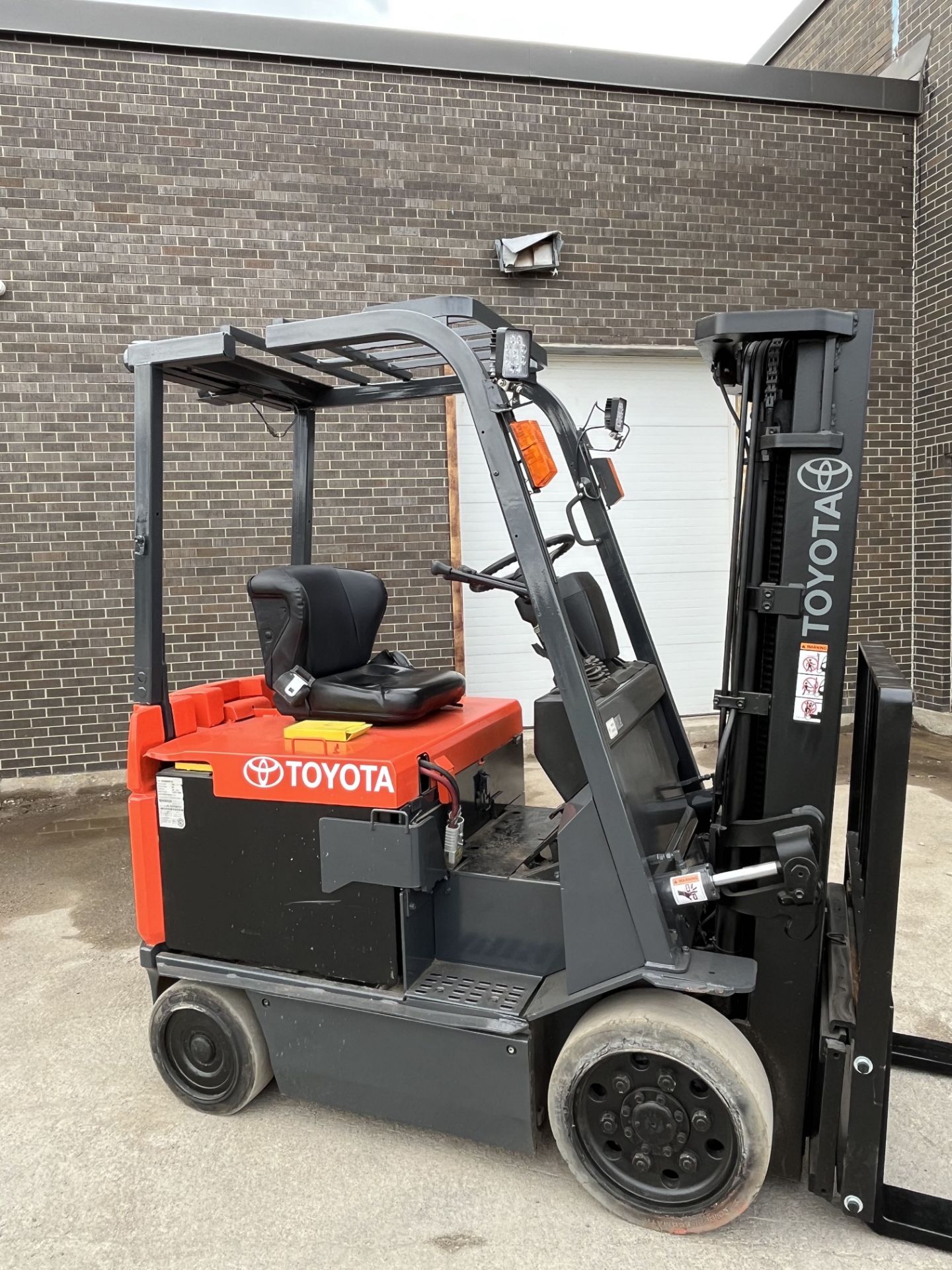 TOYOTA 5000 LBS CAP ELECTRIC FORKLIFT 3 STAGE MODEL#7FBCU25 - Image 5 of 6