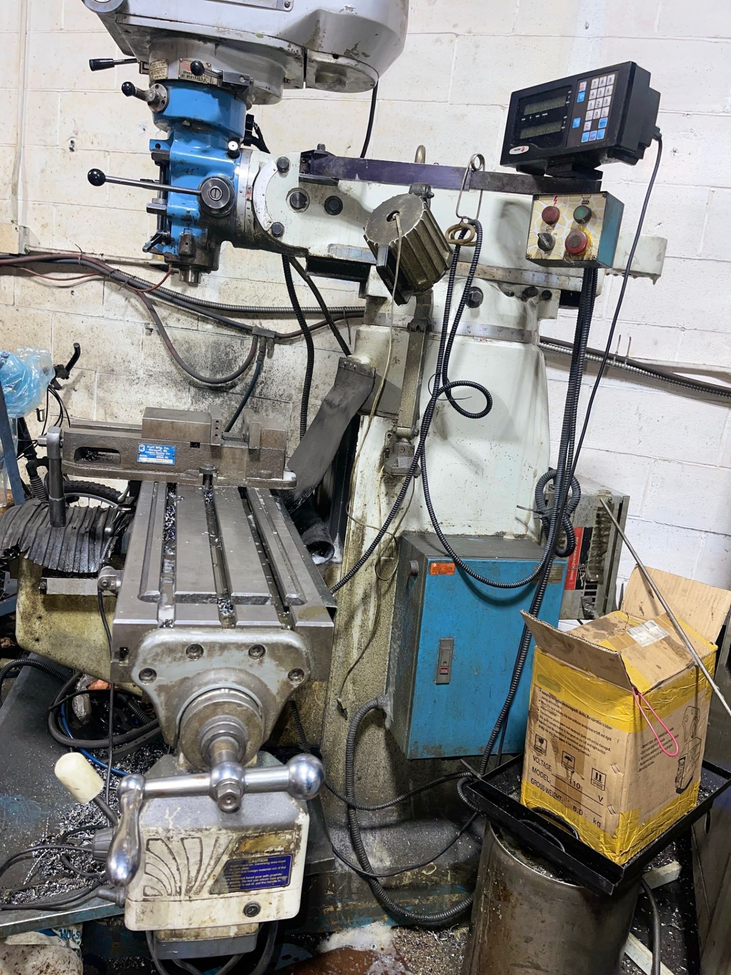 MILLING MACHINE WITH TILTING HEAD