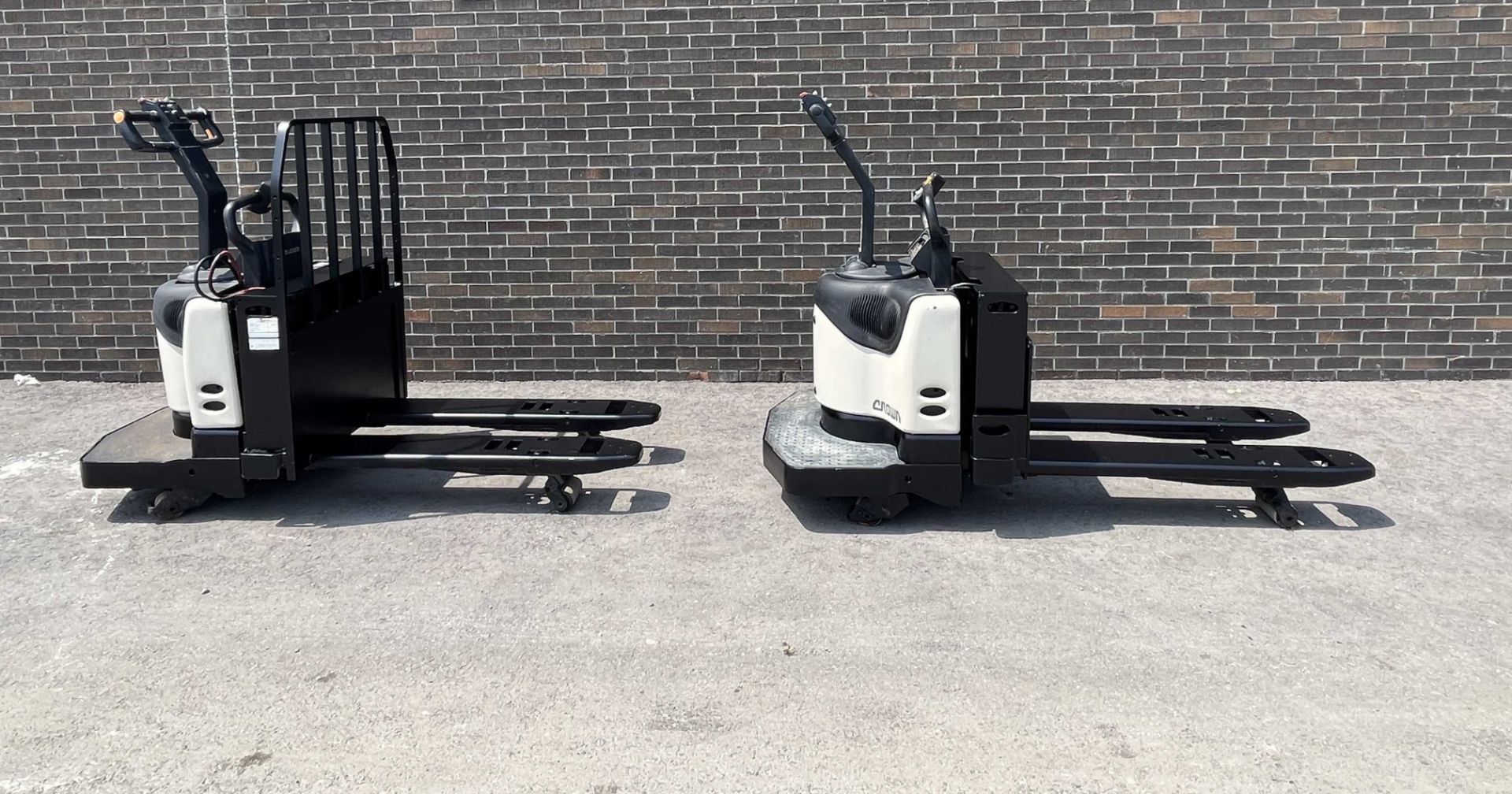 CROWN ELECTRIC RIDE-ON PALLETJACK FORKLIFT 4500LBS CAPACITY LOW HOURS MODEL#PE4500